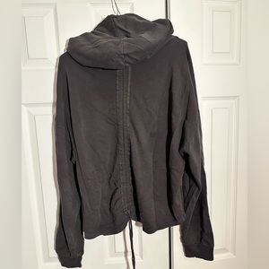 Cropped sweatshirt with detailing down the back